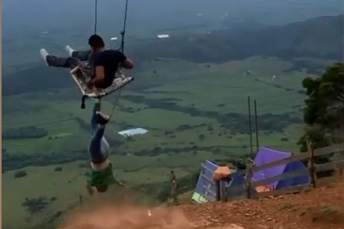 VIDEO VIRAL: Joven estuvo a punto de caer de cerro tras empujar a su amigo de un columpio