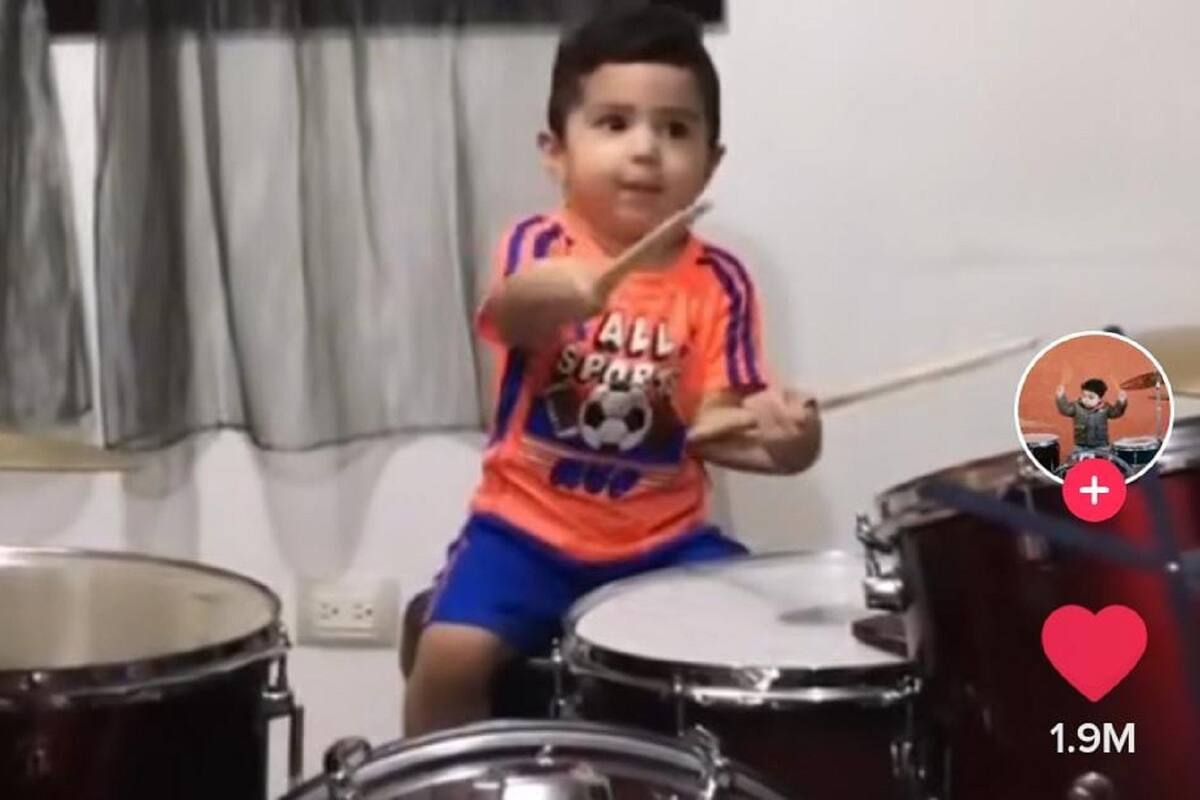 Niño se vuelve viral en TikTok al tocar canción de Metallica en la batería