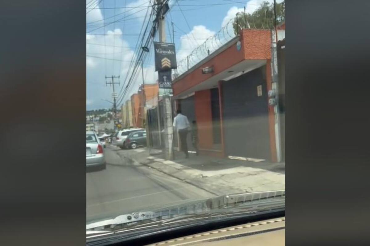 Padre e hija brincan juntos por la calle y enternecen a todos