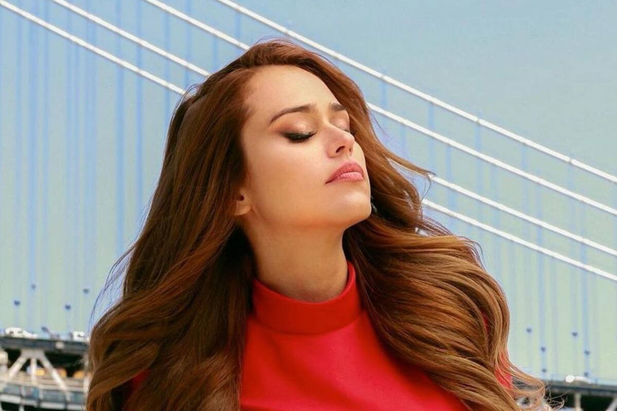 Yanet García luce su escultural cuerpo en transparencias