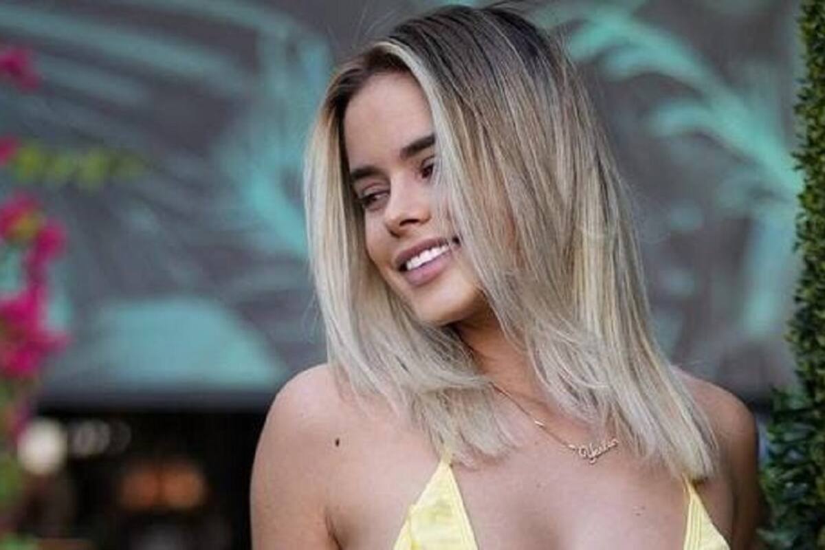 Yaslen Clemente modela su escultural figura con traje de baño amarillo