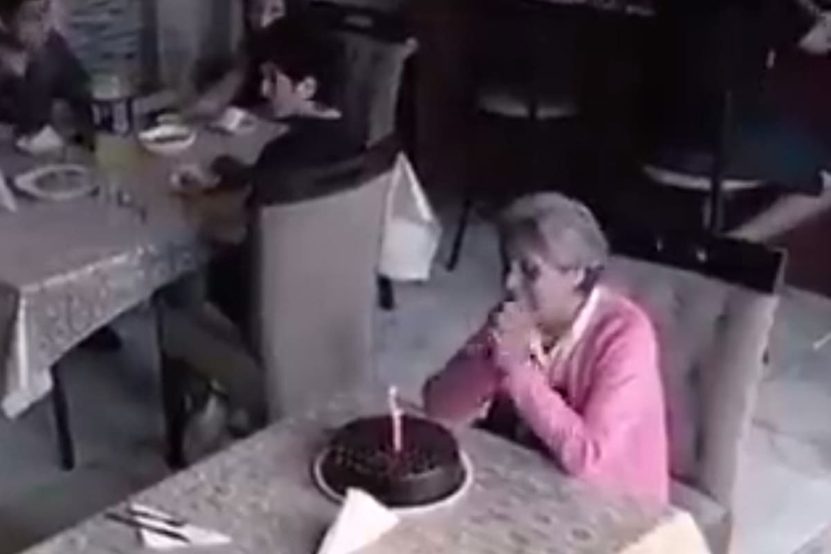 VIDEO: Señora celebra sola su cumpleaños en restaurante y comensales la acompañan