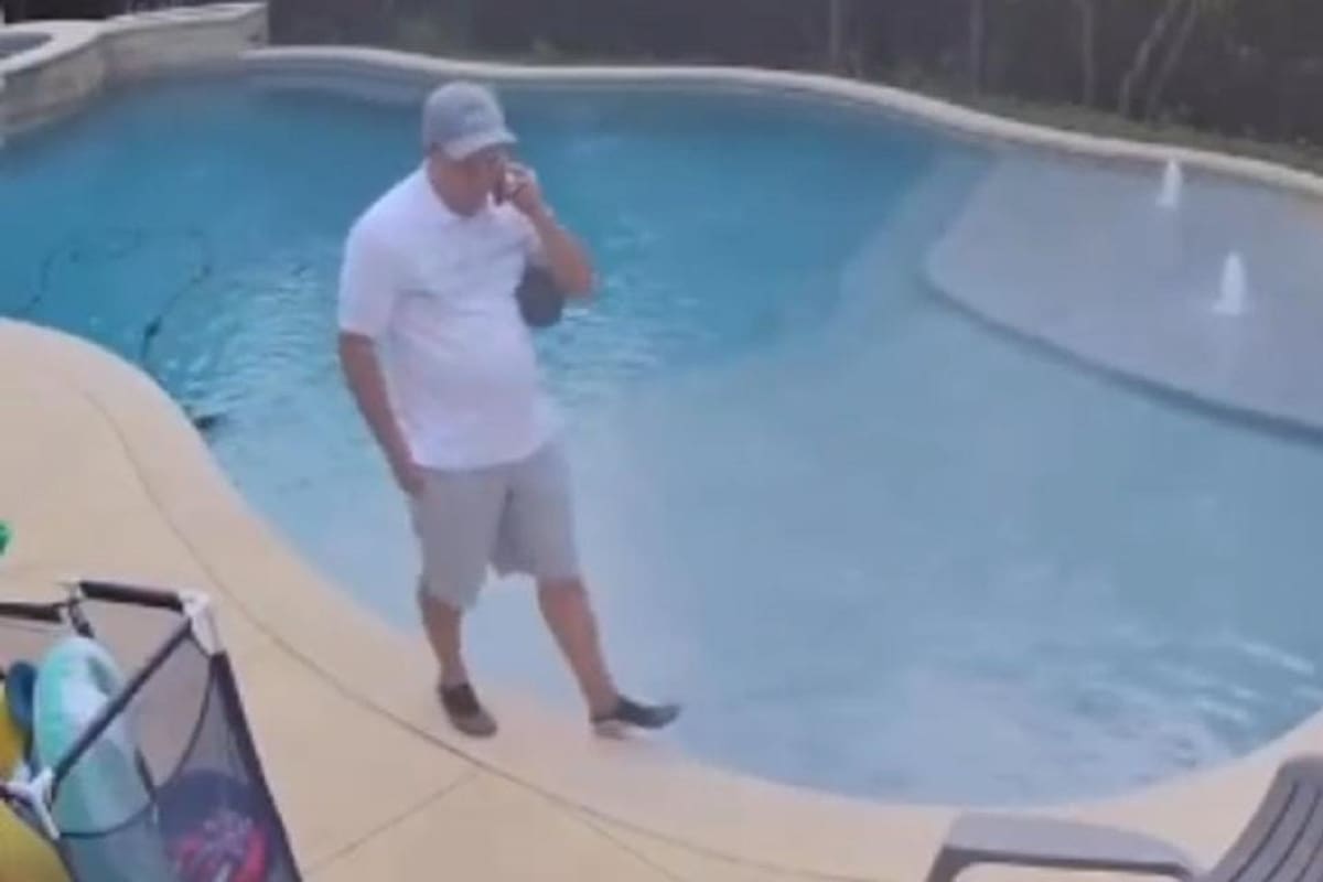 Hombre estaba a punto de caer en la piscina y se salva de una forma épica