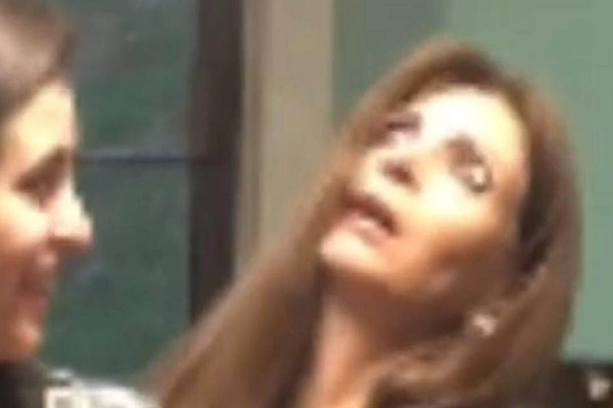 VIDEO VIRAL: Señora se desmaya al enterarse que será abuela