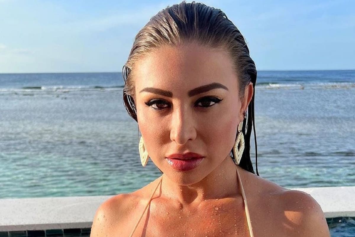 Francia James modela desde la orilla del mar su traje de baño