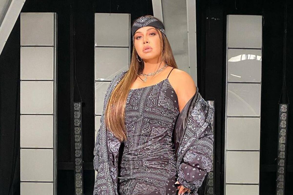 Chiquis presume así su retaguardia