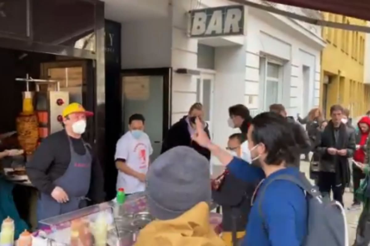 Comensales hacen larga fila para comer tacos al pastor en Alemania