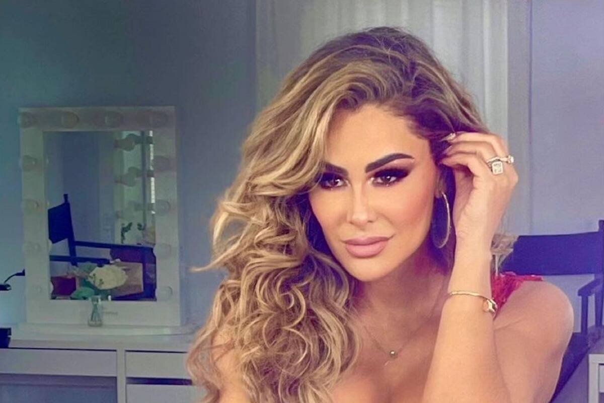 Como sirena, Ninel Conde enseña sus curvas con diminuto bikini azul