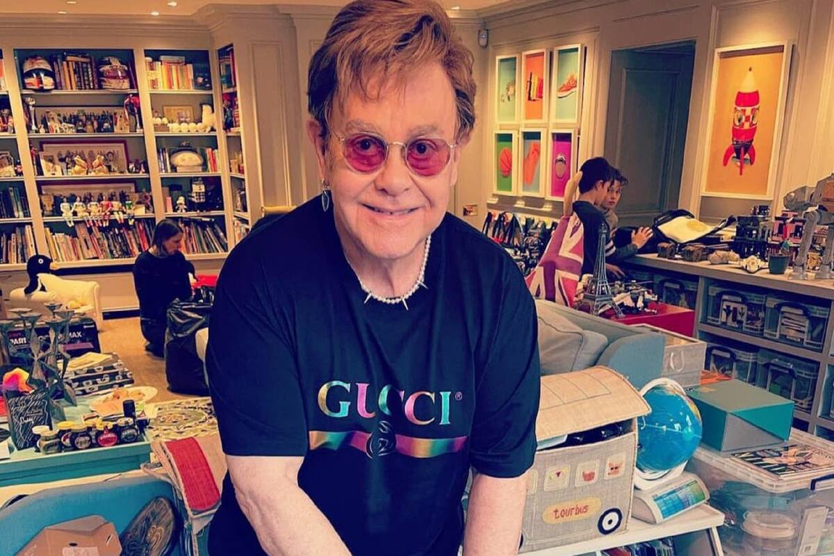 Elton John festeja sus 74 años con una gran sorpresa para sus fans
