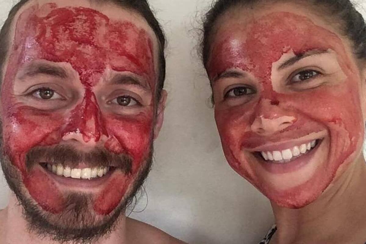 Pareja causa polémica al probar mascarilla de menstruación