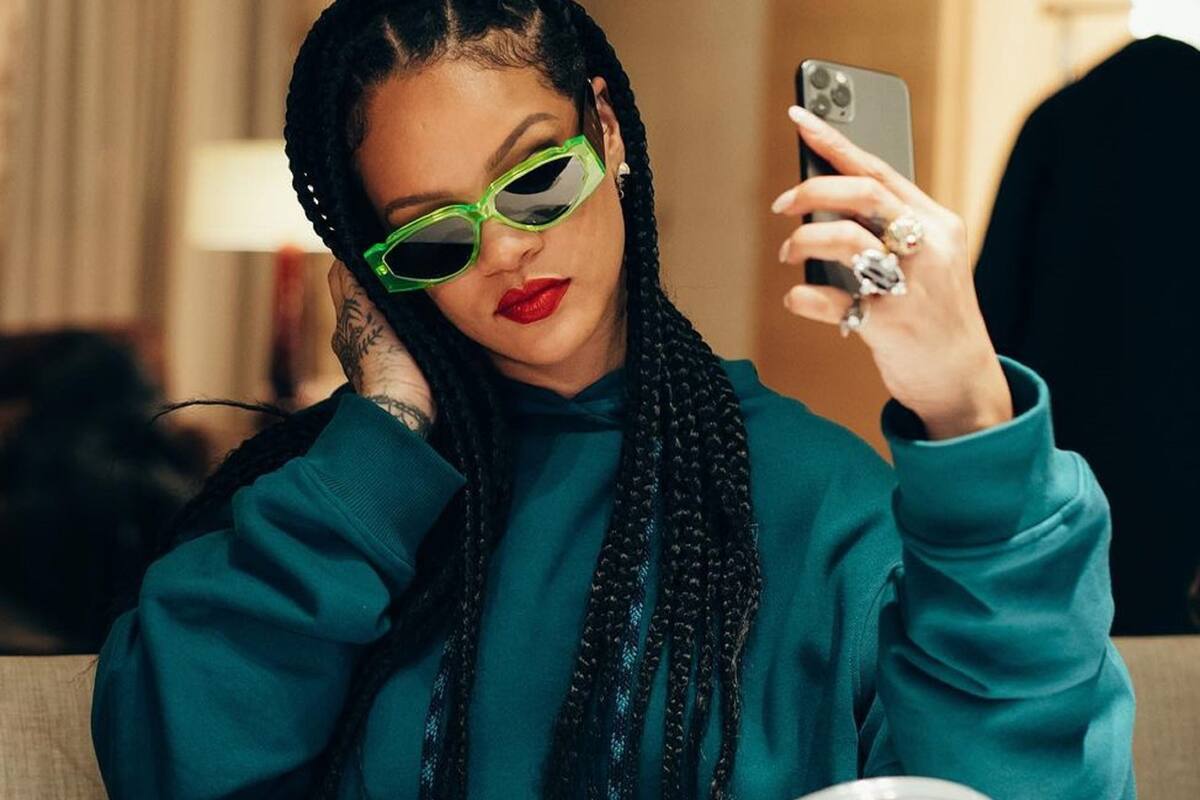 Rihanna despide el mes del Orgullo LGBT posando sobre la cama con ropa de encaje