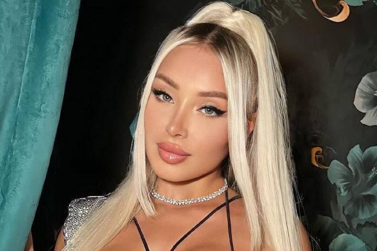 Daniella Chávez modela su sensacional figura con bikini desde la playa