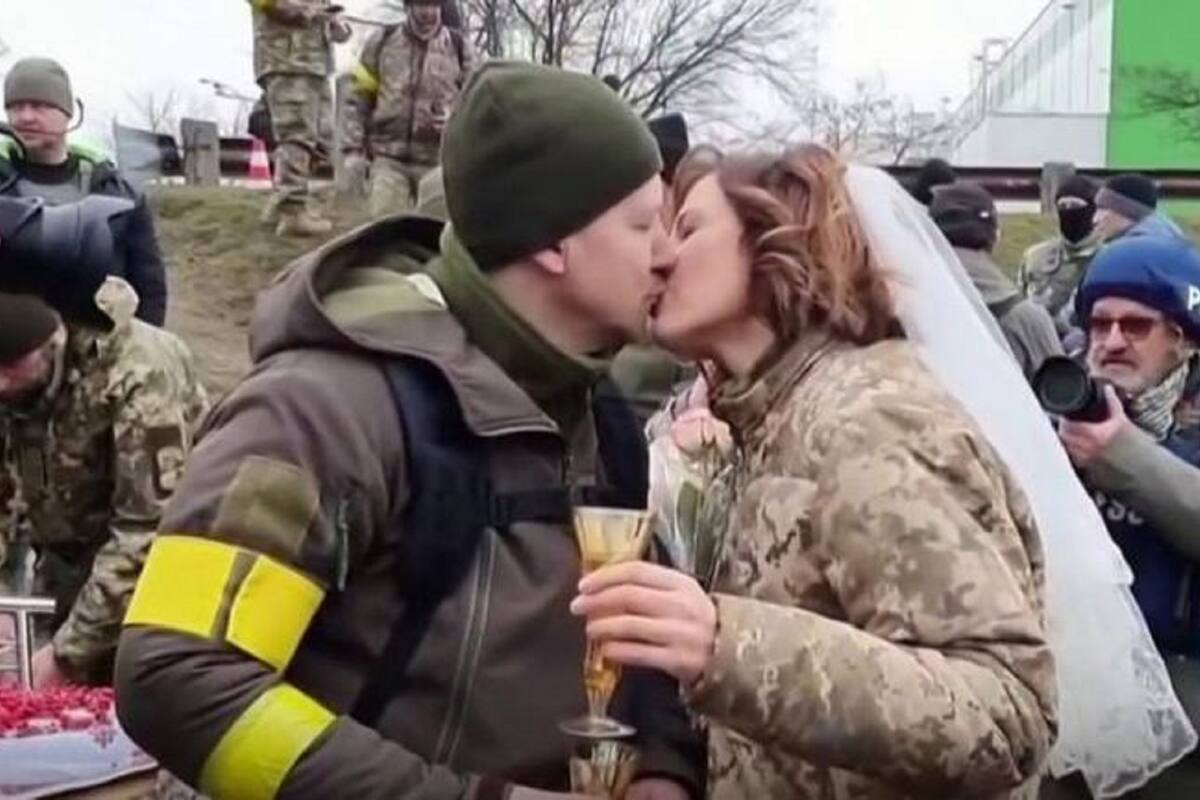 "Necesitamos vivir el momento": Soldados ucranianos se casan en medio de la guerra