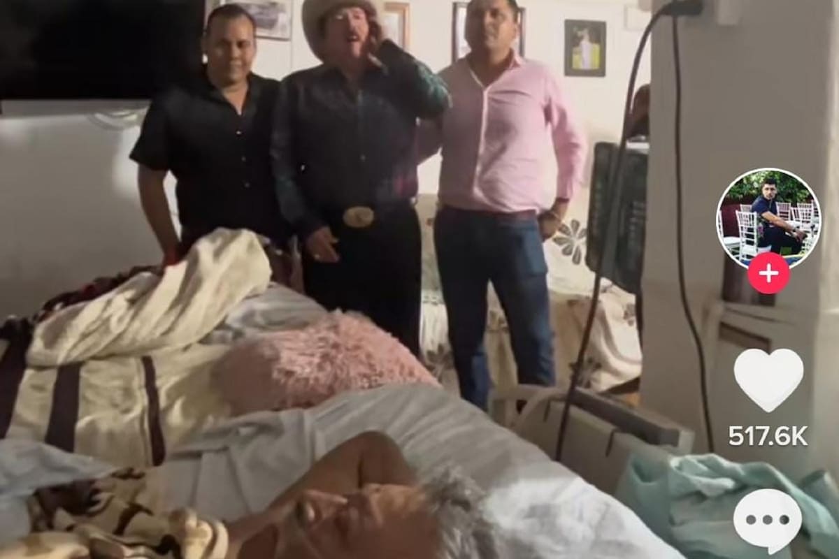 Joven sorprende a su papá en su cuarto con serenata de Lalo Mora