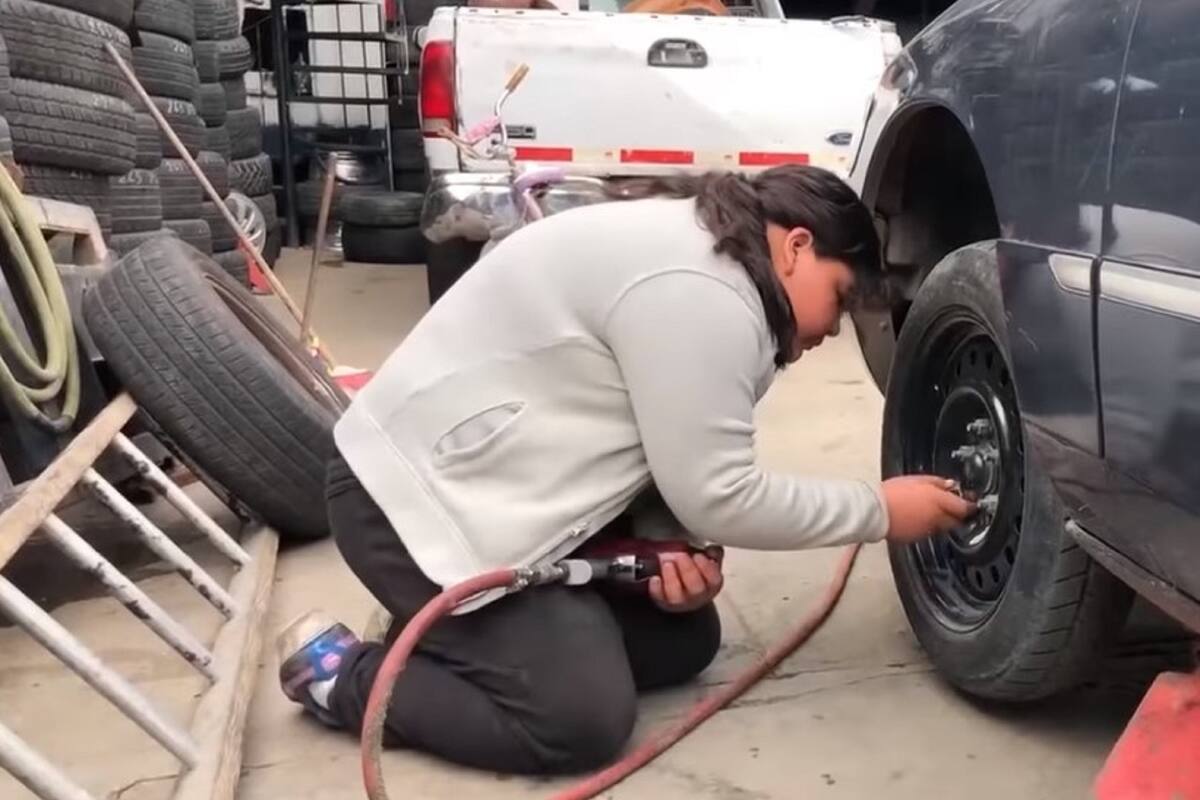 VIDEO: Niña y su madre se hacen viral por trabajar en una llantera para salir adelante