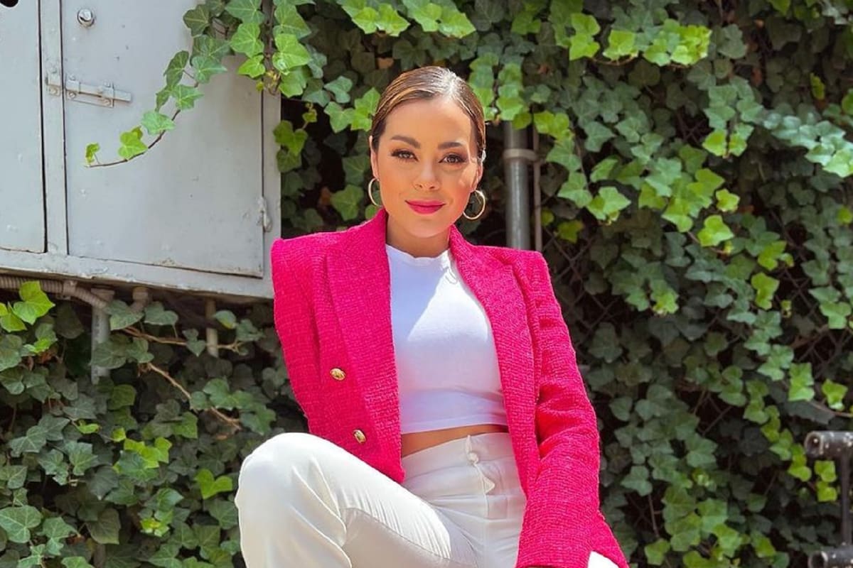 Gaby Ramírez enseña sus espectaculares curvas tomando el Sol en la playa