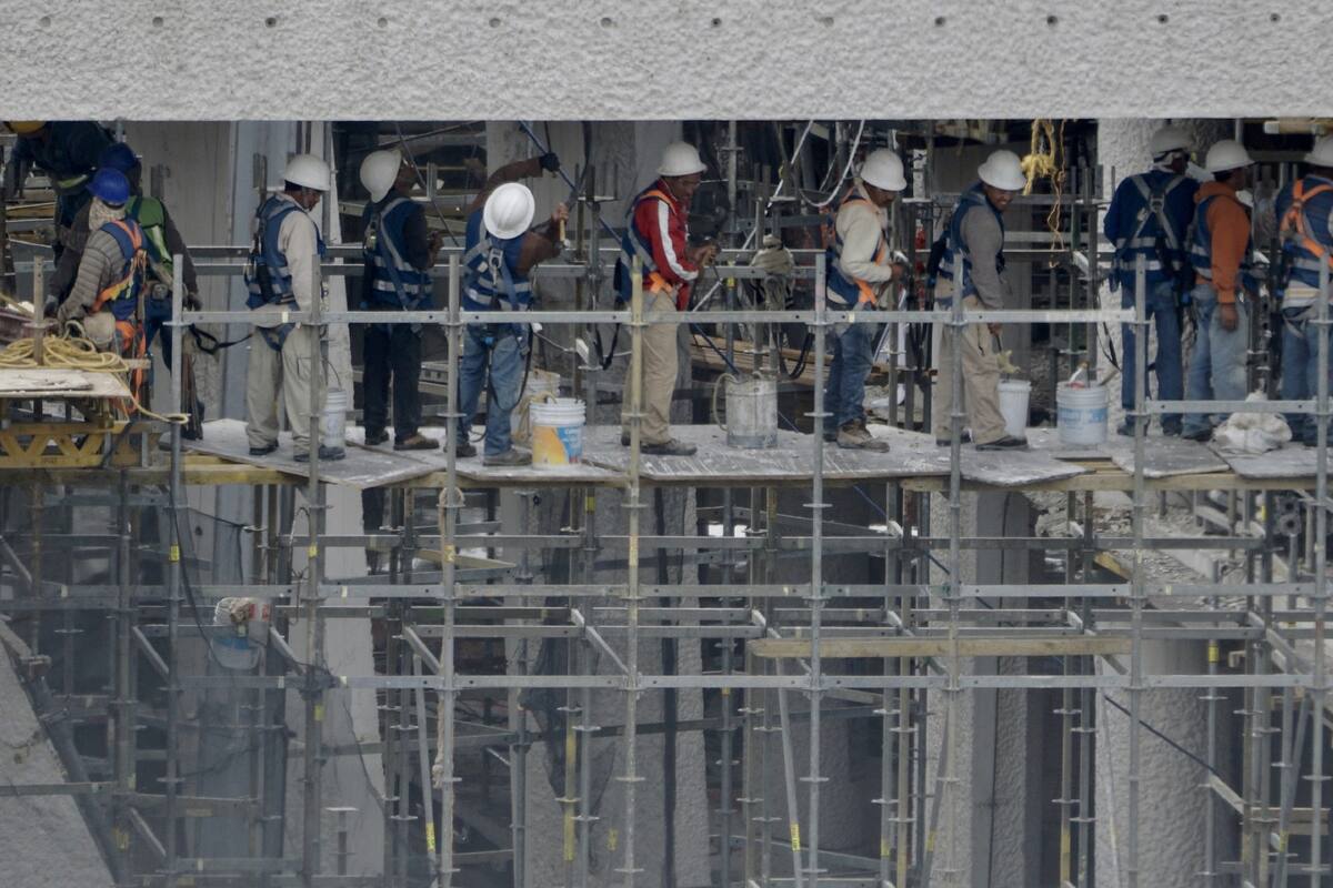 Albañil le juega divertida broma a su compañero quitando los bloques que va poniendo
