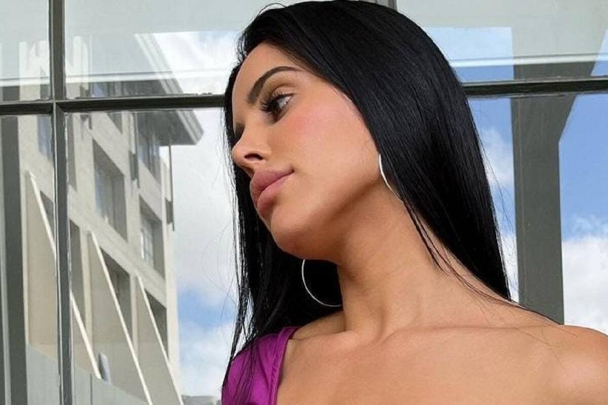 Lily Adrianne resalta sus curvas con llamativo vestido púrpura