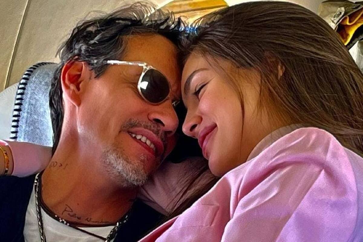 Marc Anthony y Nadia Ferreira confirman su romance en pleno concierto