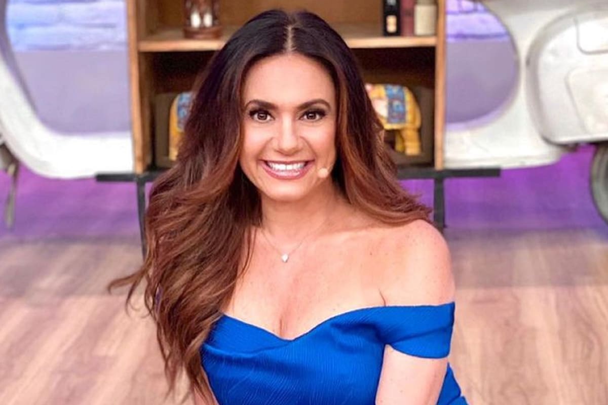 Penélope Menchaca celebra sus 54 años de edad con atrevidos atuendos