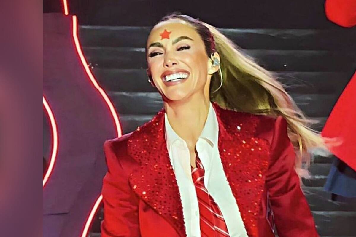 ¡Anahí sorprende a fan al comprarle BOLETO para ir al concierto de RBD!