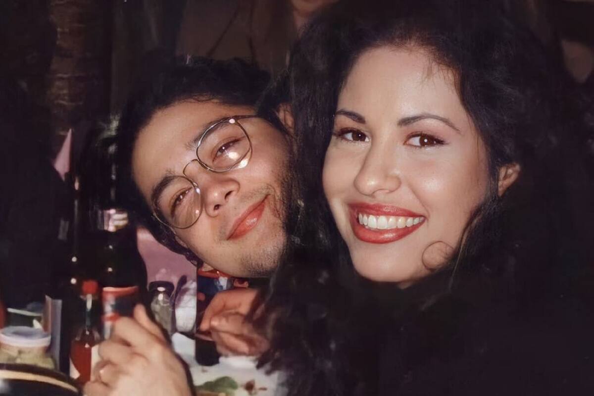 Captan "fantasma" de Selena Quintanilla despidiéndose de Chris Pérez en su funeral