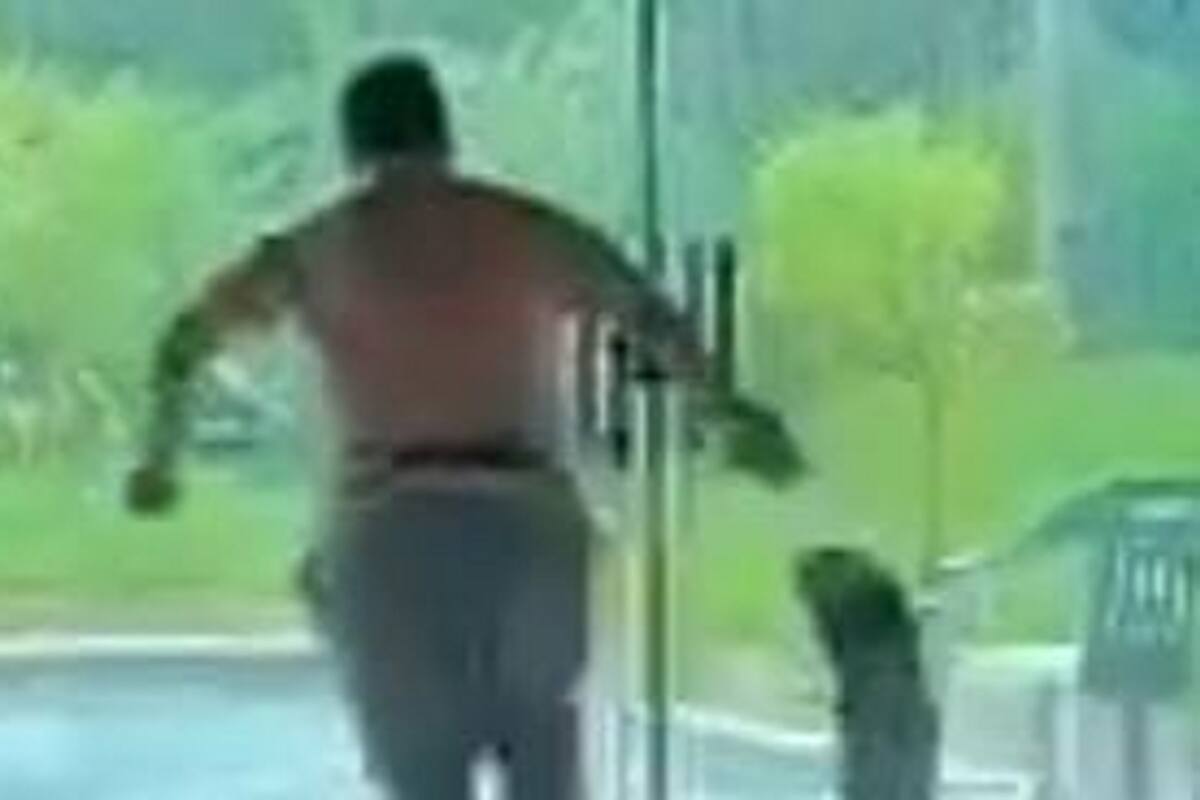 VIDEO VIRAL: Sujeto termina en el piso al estrellarse contra la puerta