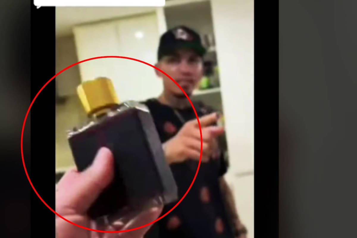 VIDEO: Le echan cloro a botella de perfume para darle una lección a compañero agarrado