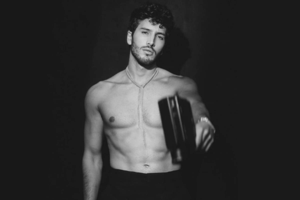 Sebastián Yatra pierde el pudor y publica fotografía en toalla