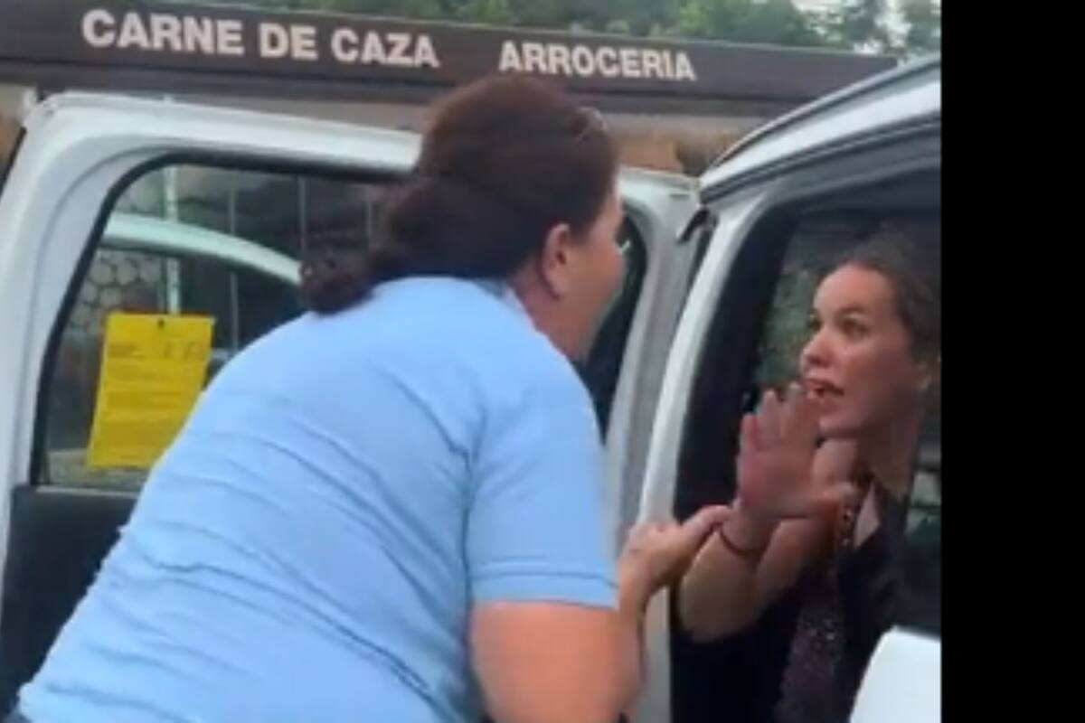 VIRAL: Mujer taxista pierde la paciencia con joven que aseguraba "no tener señal" para pagar