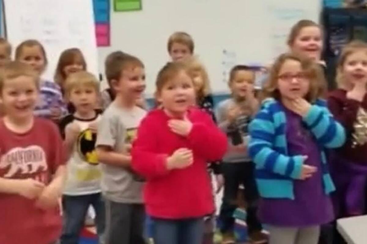 Niños le cantan “Feliz cumpleaños” en lenguaje de señas al conserje de su escuela