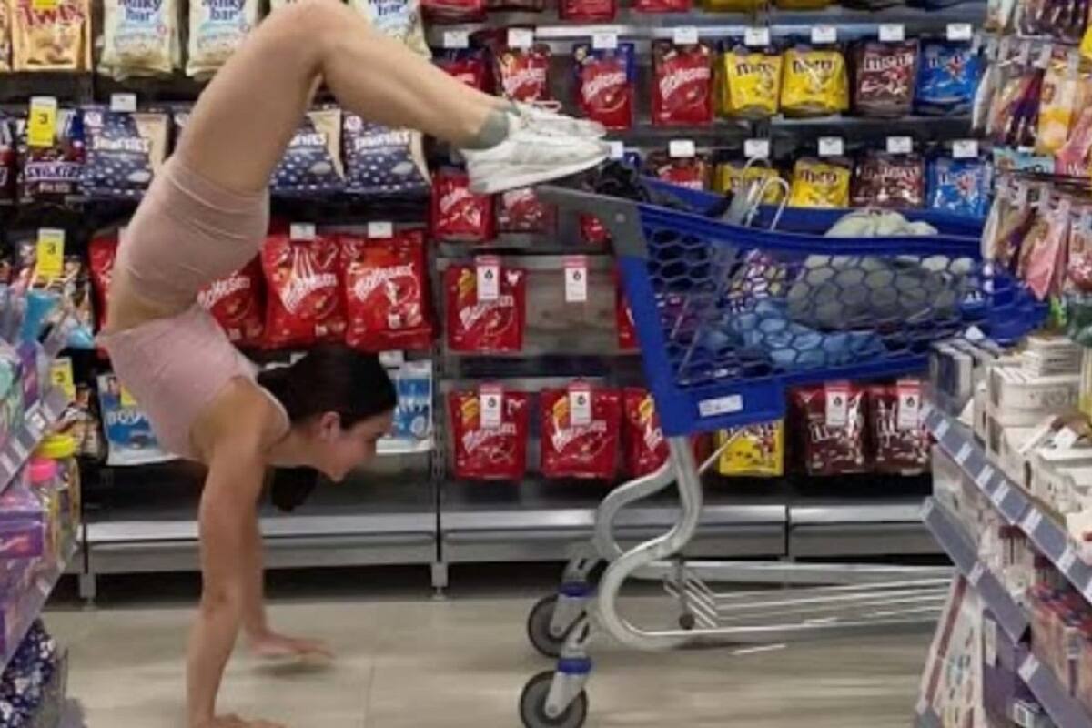 VIDEO VIRAL: Contorsionista muestra su increíble agilidad de compras en el súper