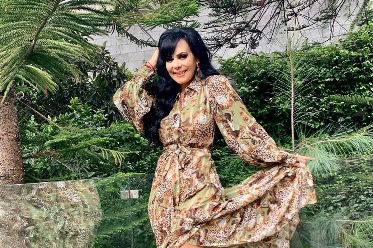 Maribel Guardia presume sus torneadas piernas con corto blusón