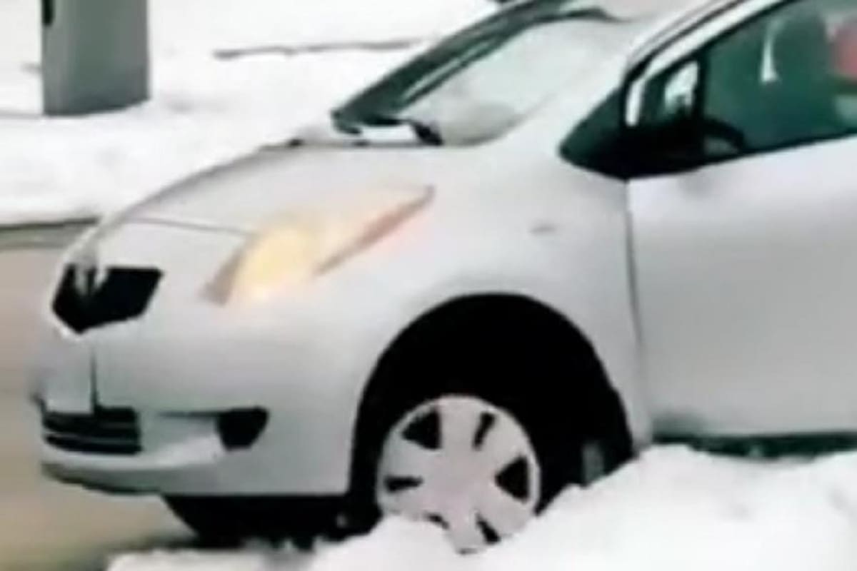 Ladrón queda atascado en la nieve después de intentar robarse un paquete