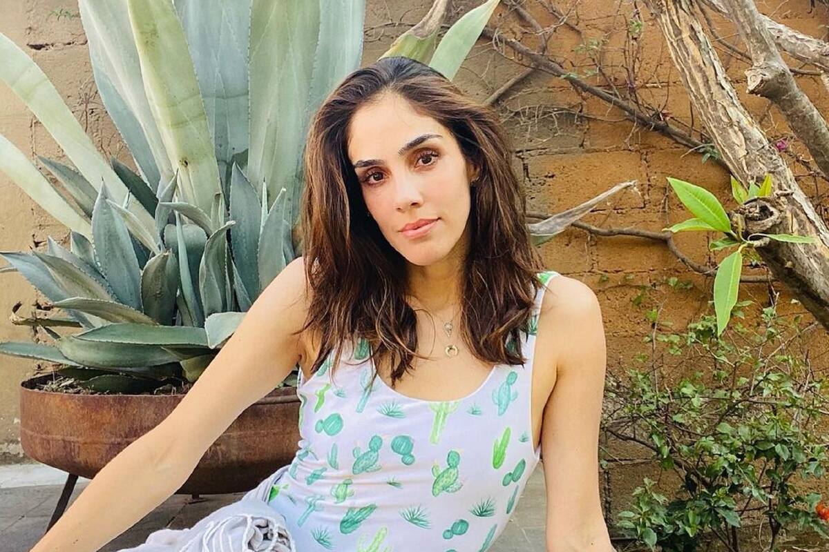 Sandra Echeverría luce cuerpazo flotando dentro de una piscina