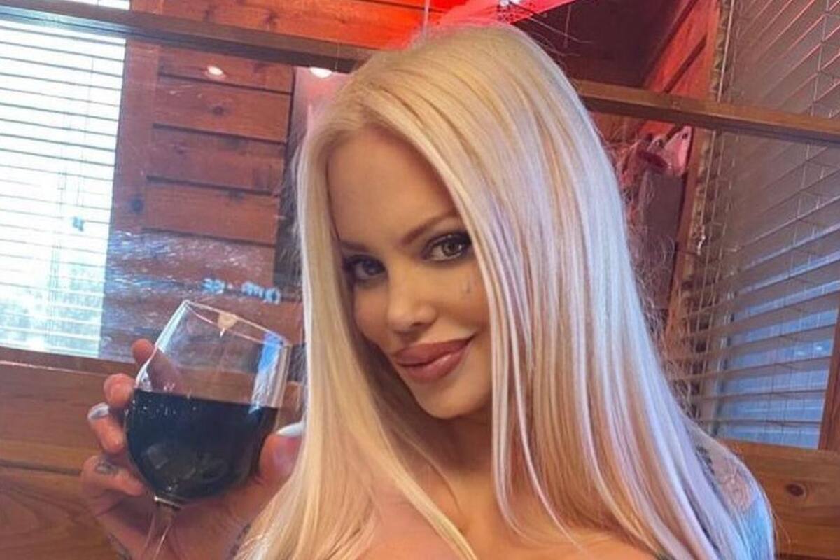 Sabrina Sabrok con lentes y atuendo rosa hace “estallar” las redes