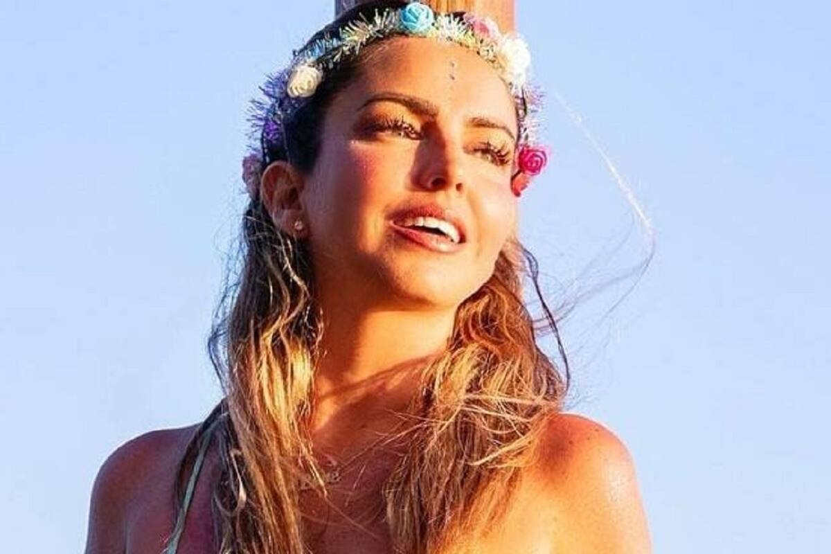 Karla Díaz modela su increíble traje de baño desde la playa