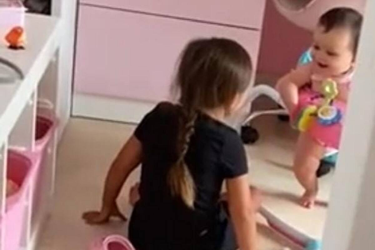 VIDEO VIRAL: Bebé se ríe al ver caer a su hermana mayor