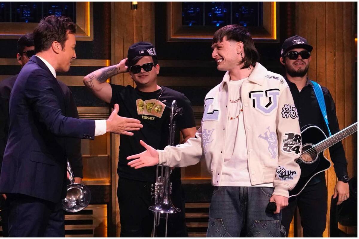 Peso Pluma rompe fronteras al presentarse en el “The Tonight Show” de Jimmy Fallon