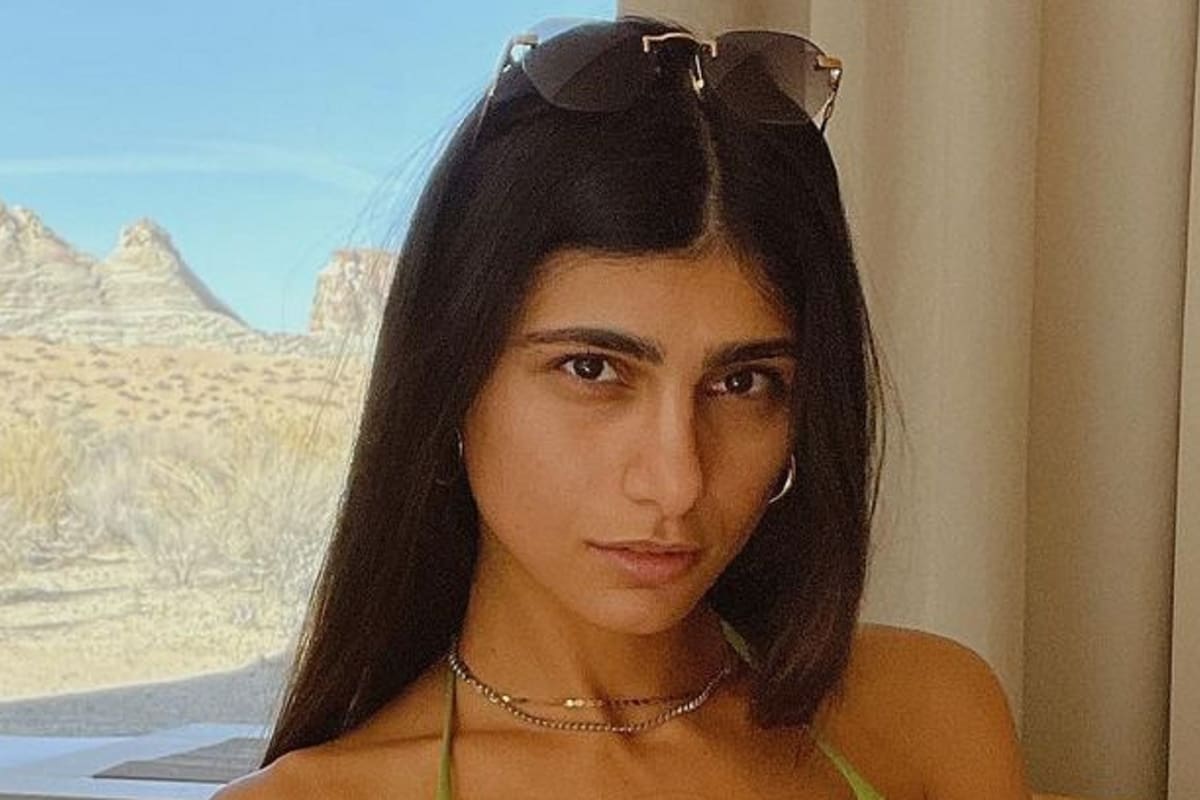 Mia Khalifa luce sus encantos en la orilla de una piscina en Nayarit