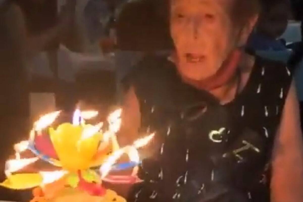 Abuelita se vuelve viral por su tierna reacción al ver su pastel de cumpleaños