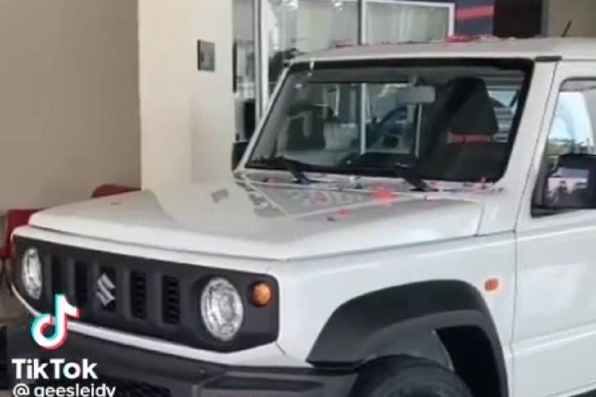 Joven choca su auto en la agencia después de esperar tres meses para que se lo dieran