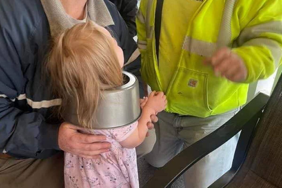 FOTOS: ¡Qué traviesa! Niña se queda atorada en un molde para pasteles y se hace viral