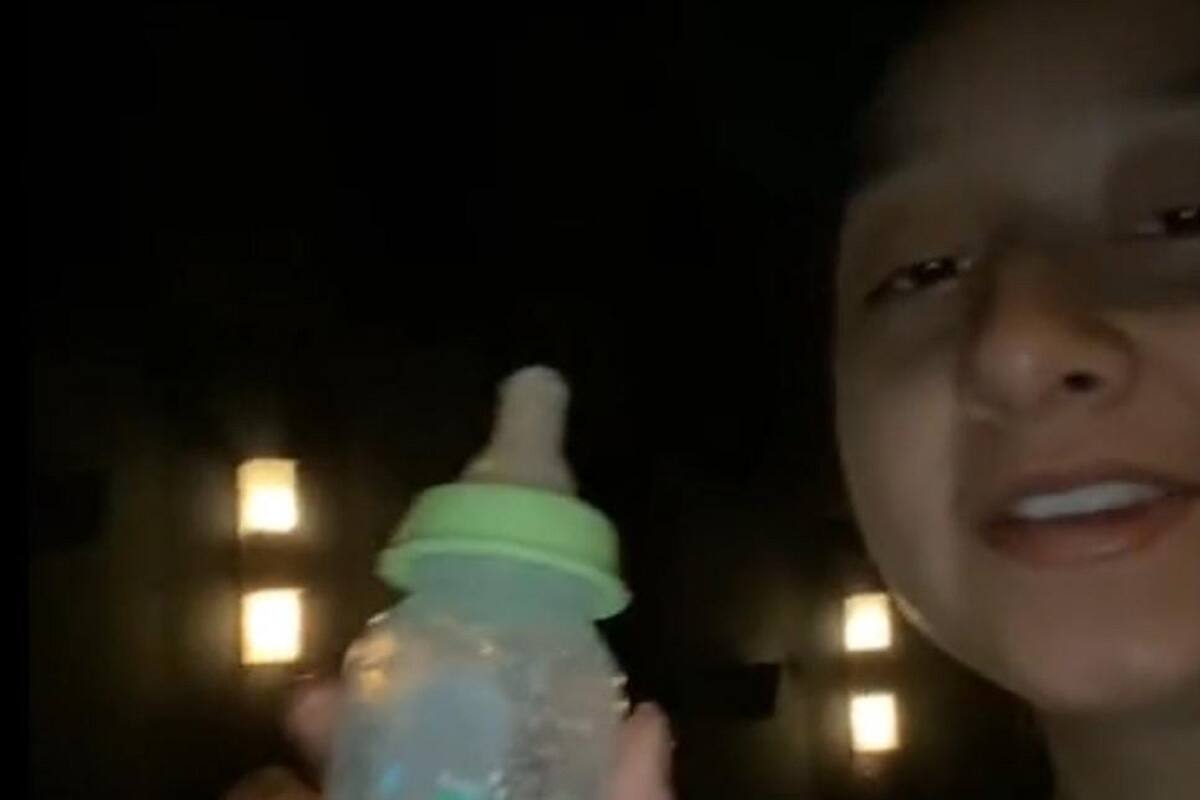 Empleada de Cinemex muestra algunas de las cosas que se encuentra al limpiar las salas