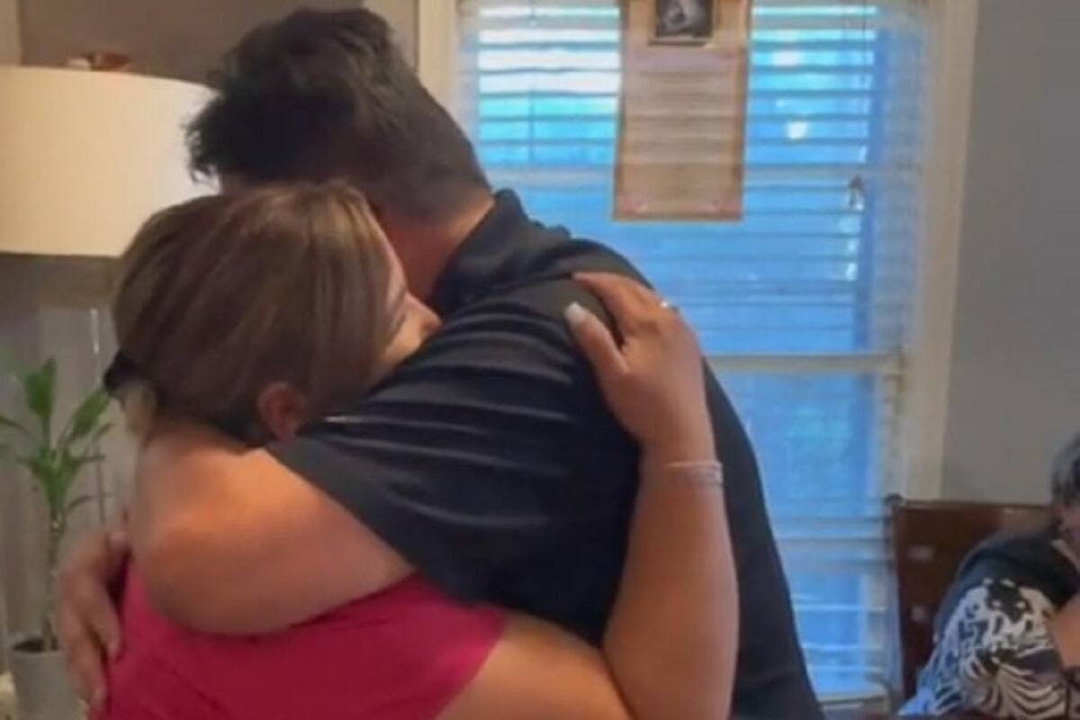 Hombre se reúne con su hermana después de más de 20 años y así reaccionó