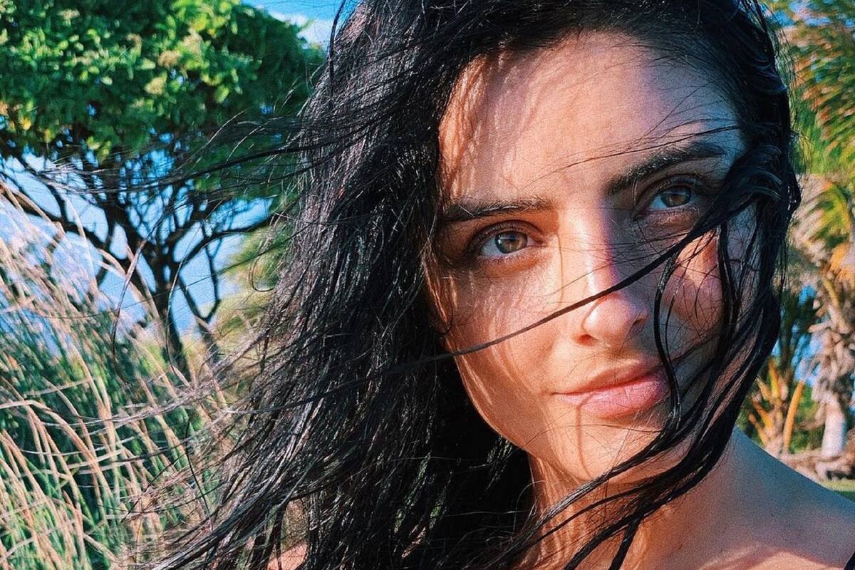 Desde la alberca, Aislinn Derbez presume sus encantos con pequeño bikini