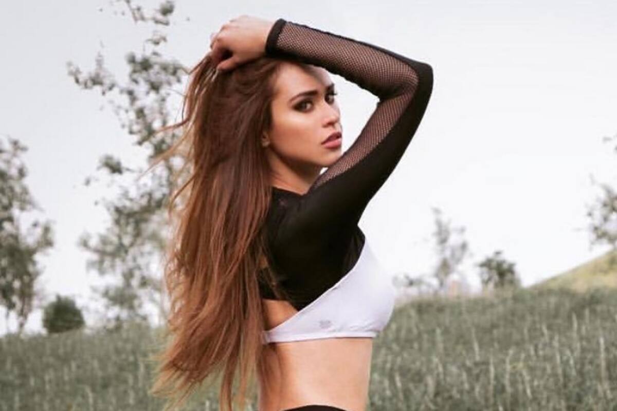 En traje de baño, Yanet García toma un respiro en la orilla de su piscina