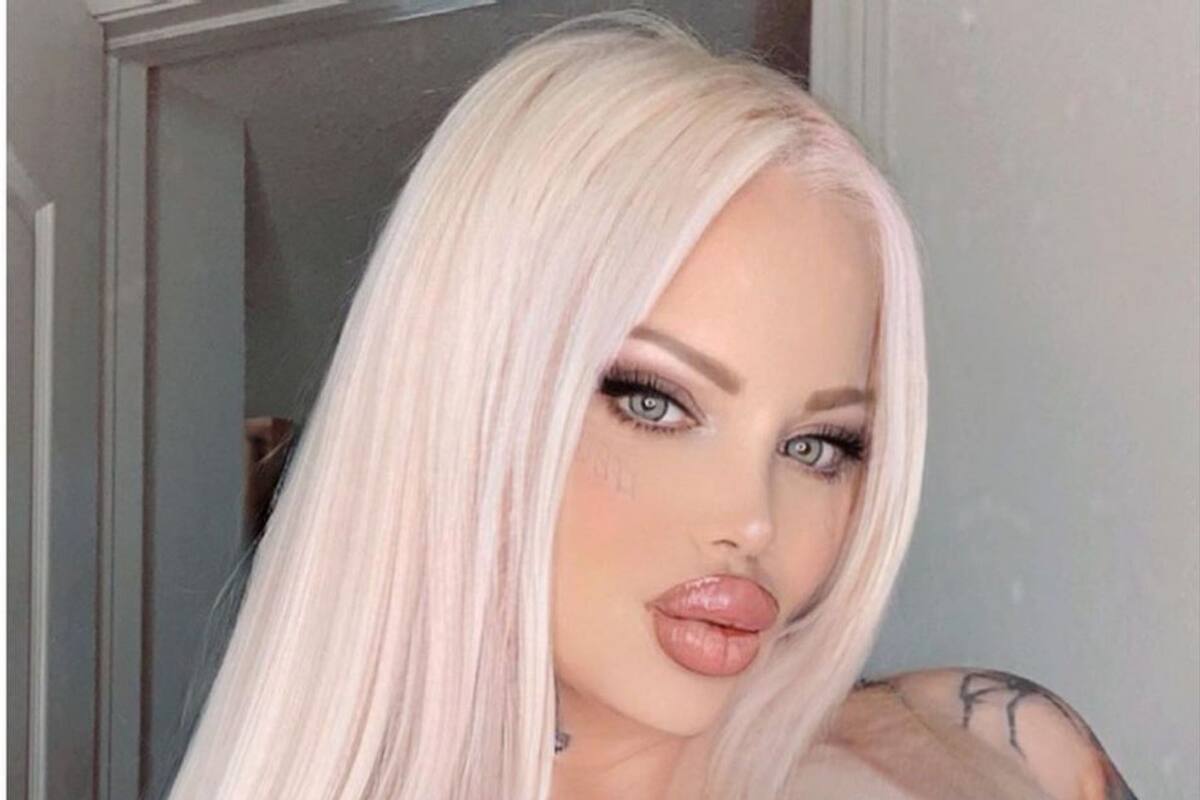 Sabrina Sabrok se jala la blusa para enseñar más