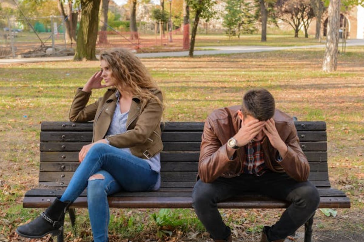 Expertos en psicología indican que cuando tu pareja pierde interés en tus sentimientos, evita el contacto físico y disminuye la comunicación, suele ser una señal inicial de que ya no te ama, según Psychology Today