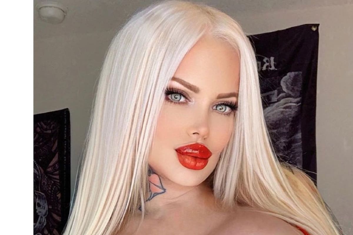 Sabrina Sabrok muestra sus enormes encantos con atuendo rasgado